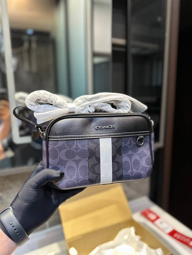 礼盒包装 Coach 蔻驰 新品双拉链相机包 Graham Monogram单肩包 经典logo搭配原厂工艺材质 休闲百搭斜挎包 采用精湛镶嵌细工 实物拍摄 原