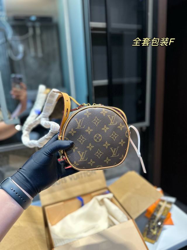 全套包装 Lvpm软饼小号 改良过的这个小圆饼可以放下大点的手机 Iphonexsmaxs轻轻松松放进去没问题 除此之外还可以同时装下口红 纸巾 卡包 钥匙 容