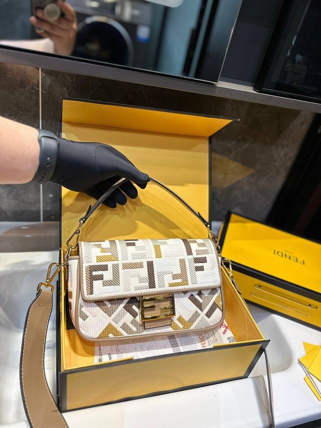 折叠礼盒 Fendi Baguette法棍包中号第一眼就觉得砸中了我 加上中号有一根较长的肩带 非常实用 中号的装两个手机 钱包 钥匙 墨镜 口红 粉饼都毫无压