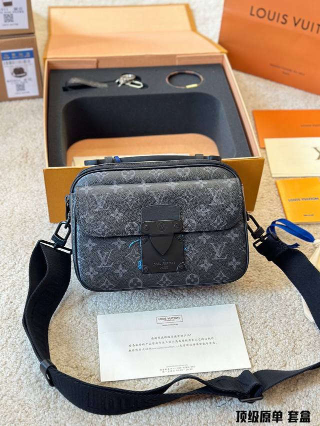 顶级原单 套盒 I Louis Vuitton S Lock Sling 牛皮 经典老花压纹 帅气轻便 实用男包推荐 潮男必入款的卜v S-Lock邮差包 尺寸