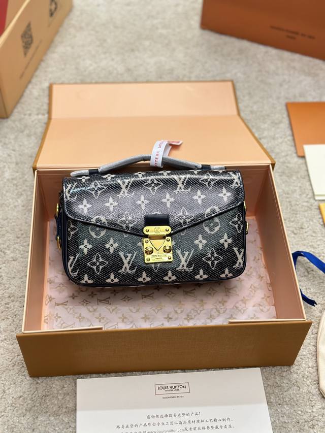 Lv Pochette Metis East West Mini 新款邮差包 Lv邮差包老花手提单肩斜挎包 优雅低调的外形设计和宽敞的包身更加入了实用性 Lv闪