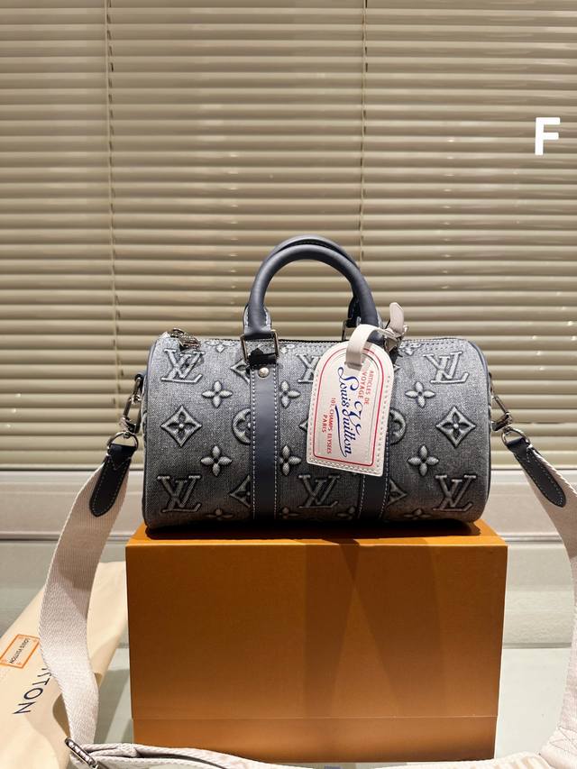 原单 折叠礼盒 Lv Keepall Xs 秀款 牛仔枕头包 很燃 这款retiro 手袋以标志性 经典永恒 优雅低调的外形设计和宽敞的包身更加入了实用性 尺寸