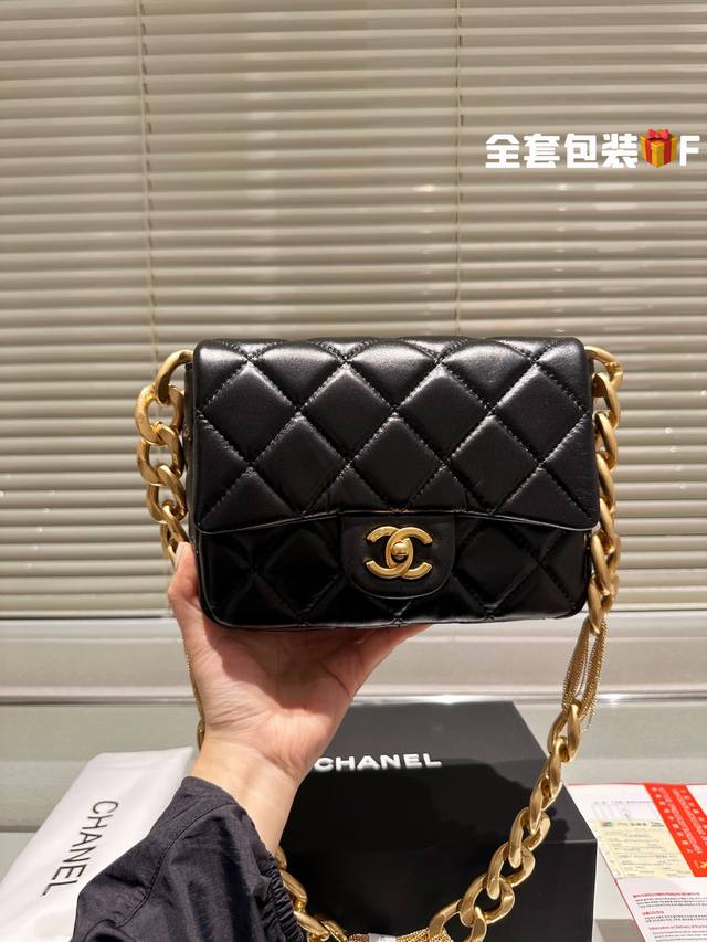 顶级纯皮 折叠礼盒 Chanel 23A 手工坊 拼接链条包 首发清新自然 上身太好看了 这一季都是拼链条啊 看着简单休闲的元素却被香奶奶糅合在一起多了几分洒脱