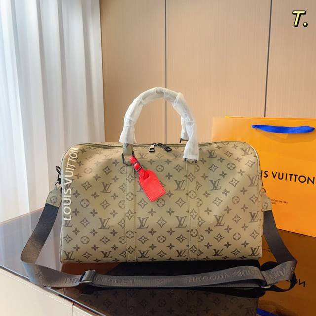 Lv 路易威登联名款keepall 斜跨包旅行包 一只帅气能装的旅行袋 时尚爆发款火热来袭 经典设计大气可观男女通用款 包包采用原版皮质 超级厚实 耐磨 耐用原 - 点击图像关闭