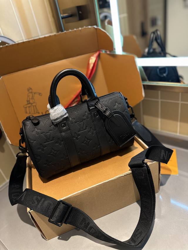 原单 折叠礼盒包装 Lv Keepall Xs 秀款 枕头包 很燃 这款retiro 手袋以标志性 经典永恒 优雅低调的外形设计和宽敞的包身更加入了实用性 尺寸