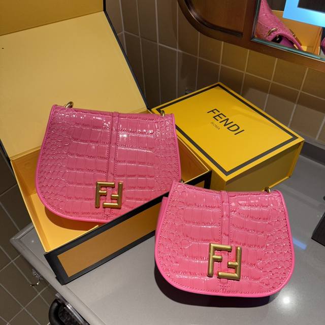 送小丝巾 折叠礼盒包装 Fendi 新入的小可爱 Fendi Moonlight好美的名字 这款比较推荐 大气稳重又不失少女感半圆弧还有玳瑁设计的装饰有种法式的