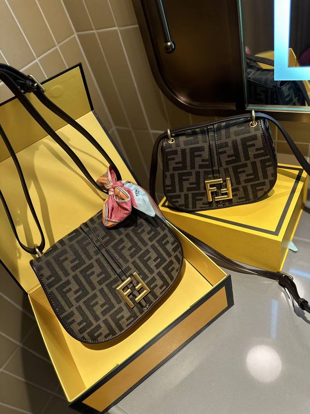 送小丝巾 折叠礼盒包装 Fendi 新入的小可爱 Fendi Moonlight好美的名字 这款比较推荐 大气稳重又不失少女感半圆弧还有玳瑁设计的装饰有种法式的