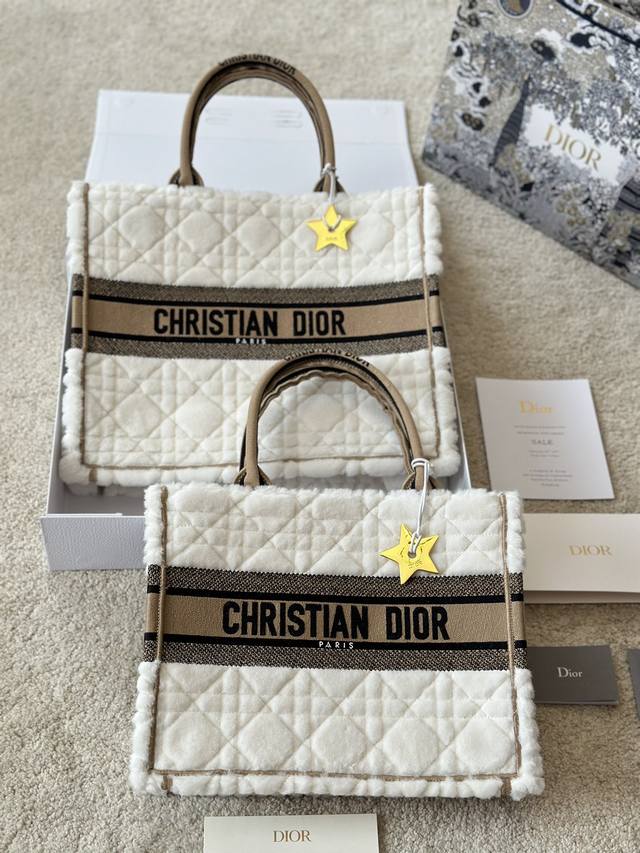 原单 冬天就要毛绒绒呀紫 #Dior23冬新款托特 这款大号 Dior Book Tote 采用米色皮毛一体面料精心制作 通体饰以标志性的藤格纹图案刺绣 正面饰