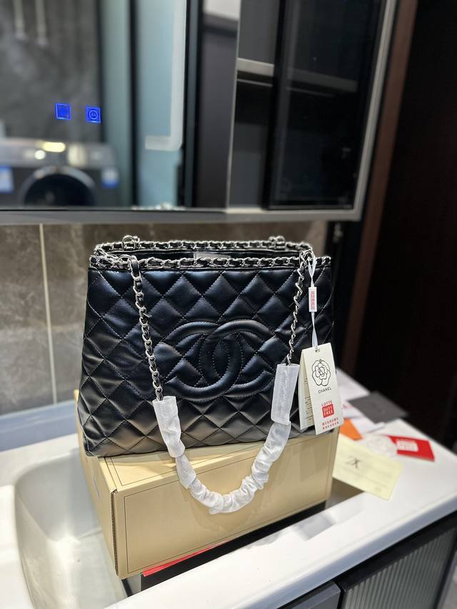 礼盒包装 Chanel Tote包 精湛手工 几乎接近原版 舒适手感 上身更是么么哒 当le Boy 在这几年大行其道的时候 我会选择了悄然从官网消失了的gst