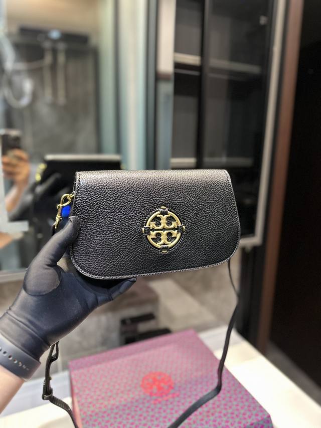 礼盒包装 Tory Burch 托里伯奇 腋下包 月牙包 大小适中.原单开模定制 五金内衬镂空logo 内带产地标进口面料手感质感超级好更耐磨 亮泽五金不褪色