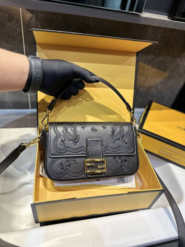 折叠礼盒 Fendi 芬迪 新品全幅饰 可手提斜挎包 Ss23Fendi Baguette强势回归 标志性的baguette手袋采用翻盖设计 配有ff磁扣开合