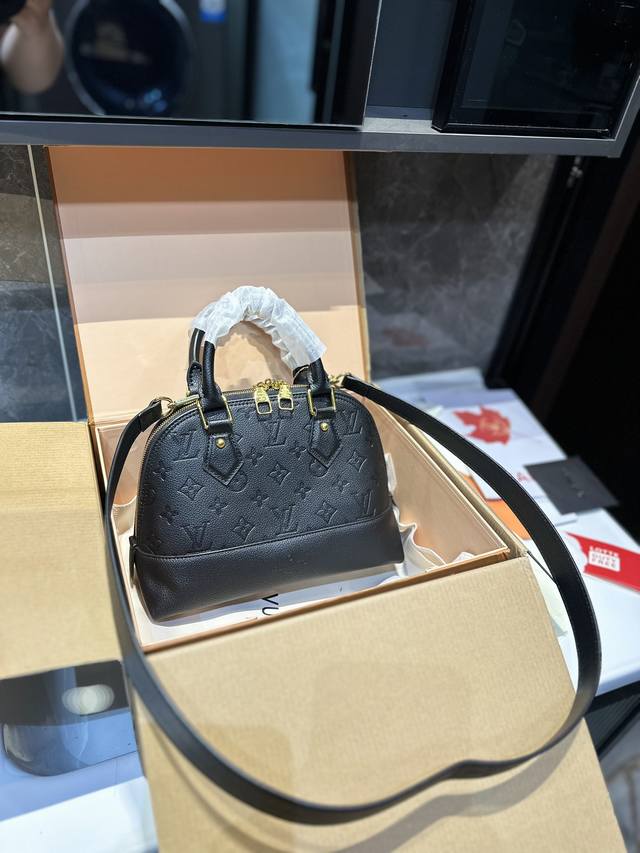 Lv Lv Alma Bb老花贝壳包 原版高品质 包包这款retiro 手袋以标志性的老花面料制成 经典永恒 优雅低调的外形设计和宽敞的包身更加入了实用性 超细