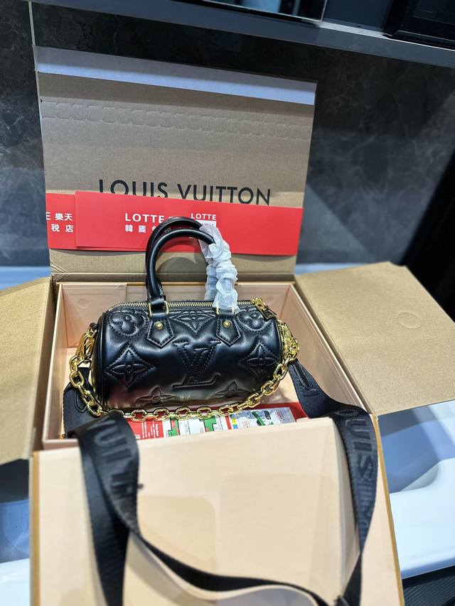 飞机折叠礼盒 Lv Speedy Nano 枕头包 这款retiro 手袋以标志性的lv老花面料制成 搭配奢华的变色牛皮饰边 经典永恒 优雅低调的外形设计和宽敞