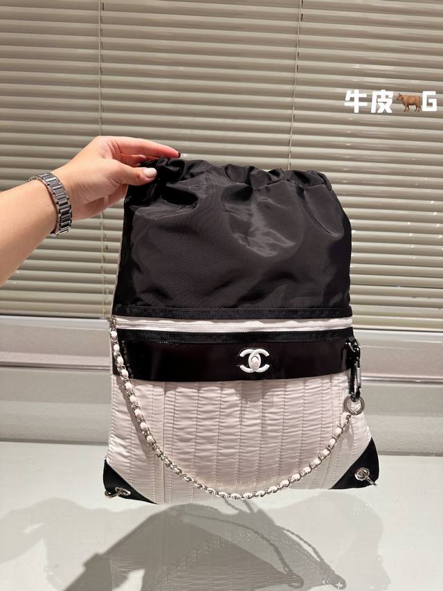 头层皮 Chanel Jennie 同款 据说今年圈内女星没有它就不够红chanel新款it Bag 本 季大热门一双链条设计风格又酷又有型 带着环球旅行的 浪