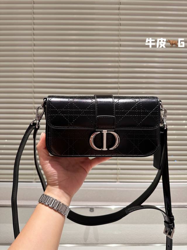 头层皮 Dior 法棍包 黑色系的搭配很适这季节 复古氛围感瞬间拉满 尺寸 22 12Cm