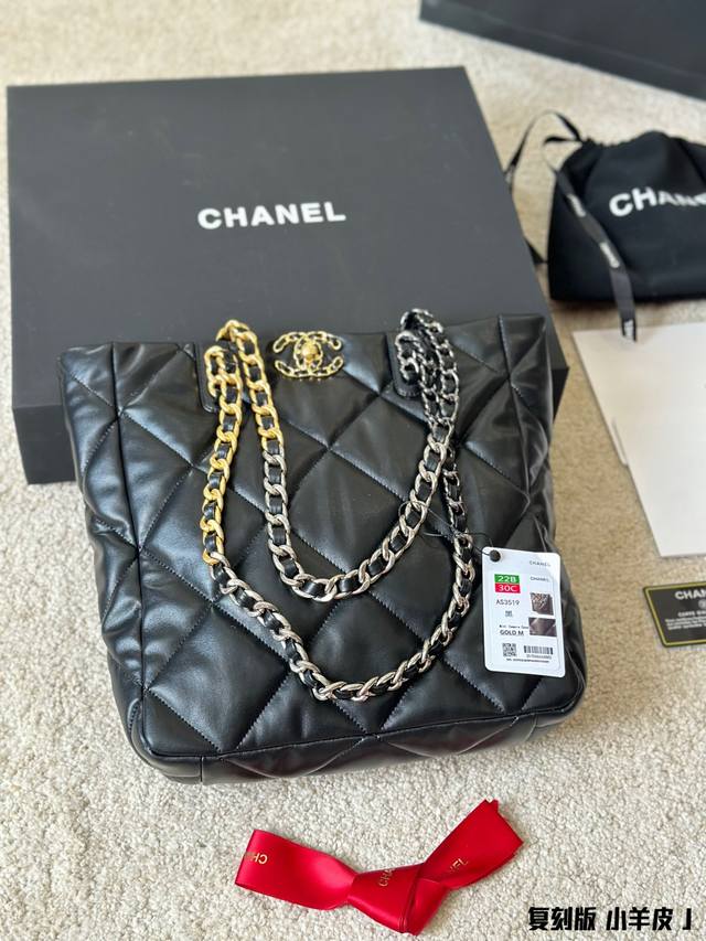 小羊皮 上身有惊喜 被低估的 Chanel 19Bag Tote 19Bag作为 Chanel近代款 是秋冬的大热门 但是今天要给大家推荐的19 系列tote