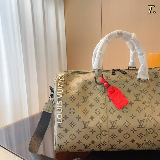 Lv 路易威登联名款keepall 斜跨包旅行包 一只帅气能装的旅行袋 时尚爆发款火热来袭 经典设计大气可观男女通用款 包包采用原版皮质 超级厚实 耐磨 耐用原