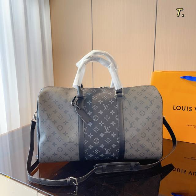 Lv 路易威登联名款keepall 斜跨包旅行包 一只帅气能装的旅行袋 时尚爆发款火热来袭 经典设计大气可观男女通用款 包包采用原版皮质 超级厚实 耐磨 耐用原