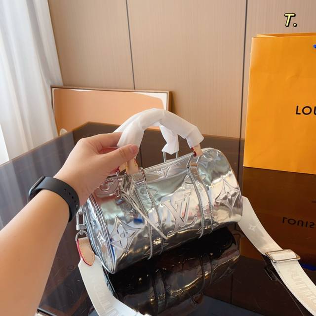 Lv Rubber 系列枕头系列 本款 Keepal Nano男士手袋为品牌于 1930年推岀的初始柔软旅行袋的小巧版本,将经典帆布与 黑色哑光皮革相融合 拉链