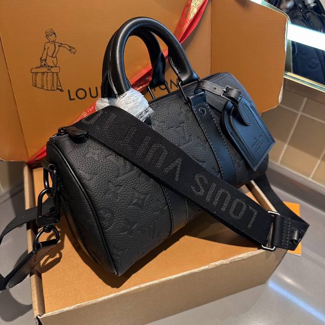 原单 折叠礼盒包装 Lv Keepall Xs 秀款 枕头包 很燃 这款retiro 手袋以标志性 经典永恒 优雅低调的外形设计和宽敞的包身更加入了实用性 尺寸 - 点击图像关闭