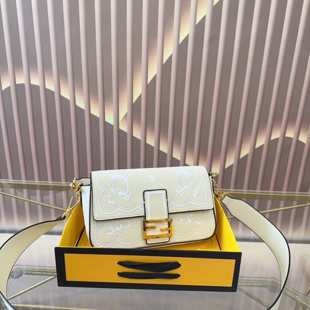 配折叠礼盒 Fendi 芬迪 新品全幅饰 可手提斜挎包 Ss23Fendi Baguette强势回归 标志性的baguette手袋采用翻盖设计 配有ff磁扣开合