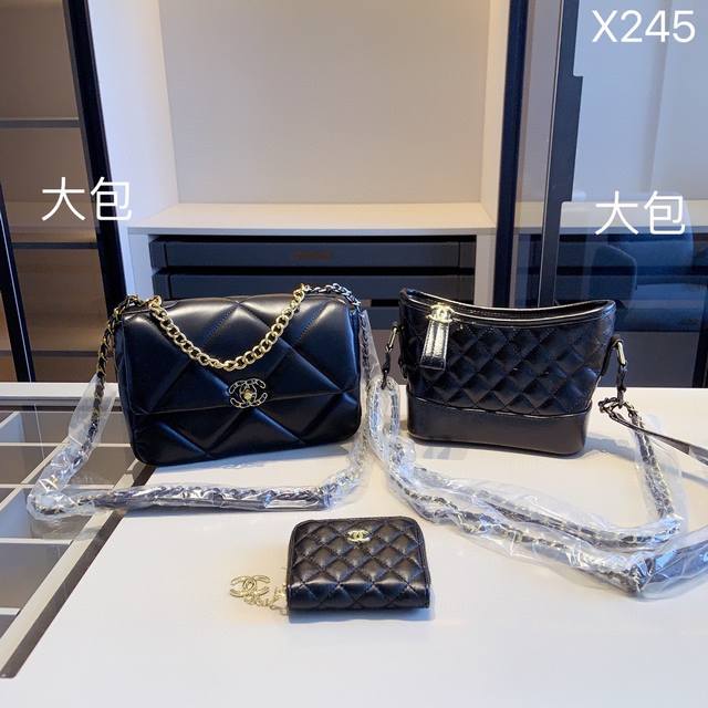 组合上新 全新系列组合x245 香奈儿19Bag+小香流浪包+小香钱包 尺寸 19Bag 26*17*8 流浪包 20*18*8 钱包 11*10 产品介绍 C