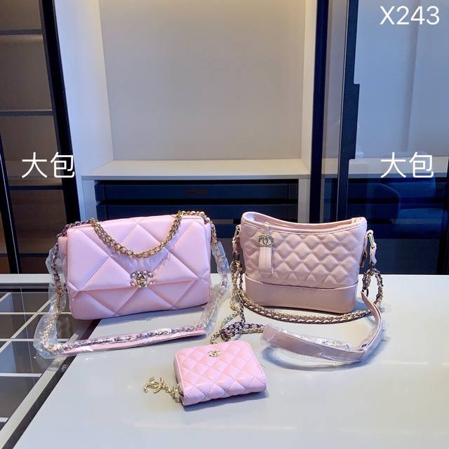 组合上新 全新系列组合x243 香奈儿19Bag+小香流浪包+小香钱包 尺寸 19Bag 26*17*8 流浪包 20*18*8 钱包 11*10 产品介绍 C