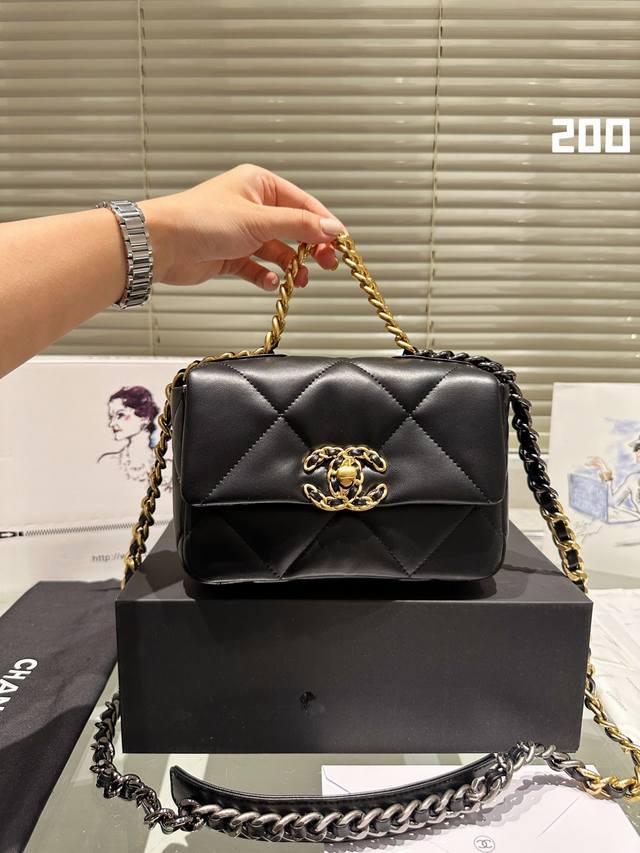 小羊皮 最能chanel Hold的住任何身段的搭配一定不会出错 Chanel19手袋口盖包[黑色] 轻盈绵柔质感山羊皮结合大菱格设计元素三种背法:斜挎 单肩