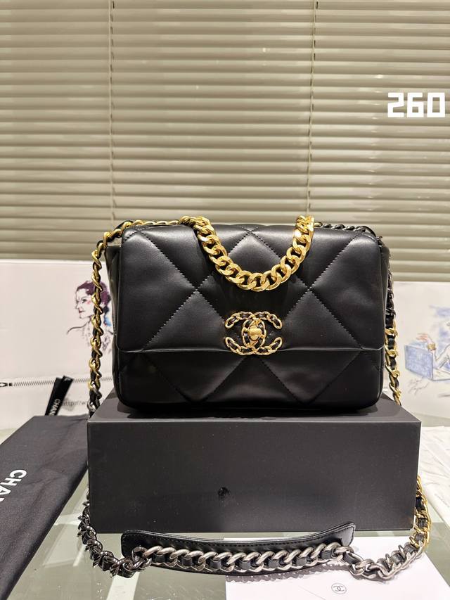 小羊皮 最能chanel Hold的住任何身段的搭配一定不会出错 Chanel19手袋口盖包[黑色] 轻盈绵柔质感山羊皮结合大菱格设计元素三种背法:斜挎 单肩