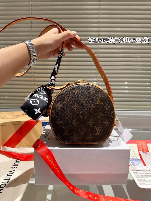 复刻版 牛皮 Ootd Lv 最新mini 软圆饼 Lv Boite Chapeau 系列 经典精巧 Lv 牛皮圆饼包经典的路易*威登帽盒摇身变为此款风格可爱的