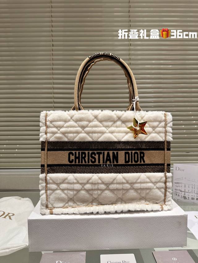 原单 冬天就要毛绒绒呀紫 #Dior23冬新款托特 这款大号 Dior Book Tote 采用米色皮毛一体面料精心制作 通体饰以标志性的藤格纹图案刺绣 正面饰