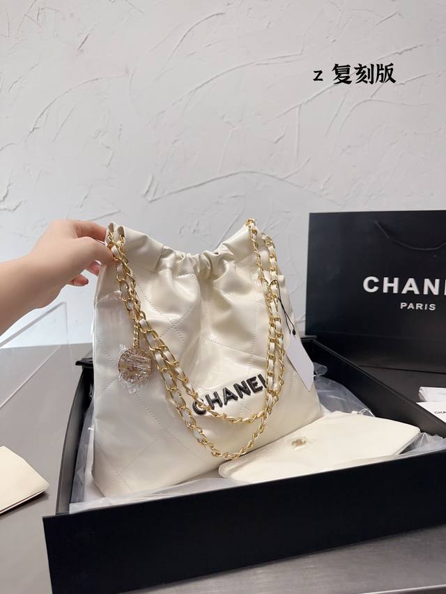 折叠盒 Size 32*30Cm Chanel 千呼万唤的22Bag 小号 今年火遍全网的垃圾袋 不多说啦直接上现货 搜索 小香家 垃圾袋