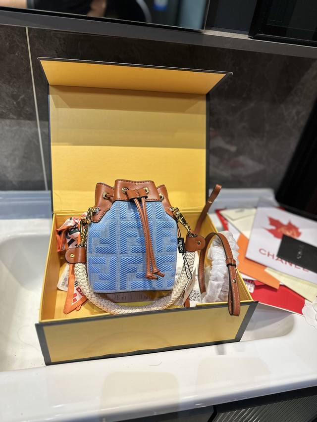 折叠礼盒 原单复刻版 Fendi 芬迪 微爷同款网红vintage复古老花f编织水桶包 潮人们背的最多的包包大概就是fendi芬迪的这款 单肩 斜跨都不是问题