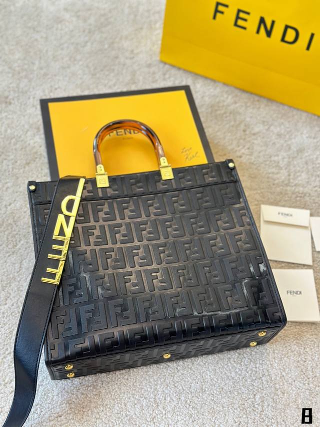 浮雕压纹 最爱的fendi Sunshine Pocket 托特包 Fendi Sunshine Shopper 阳光托特包 看这系列名字 就应该知道是专门为春