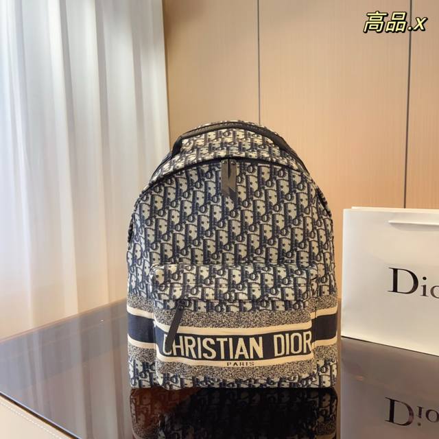 Dior 迪奥 Diortravel系列老花帆 双肩包绝对佳选 随意搭配喔 街拍必备真的是美的心都融化了 包型更是完美要你怎么搭配怎么好看 太赚了[调皮]尺寸