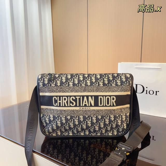 迪奥 Dior 单肩斜挎包 专柜最新进口帆布原单品质 官网同步 原版五金不掉色 品质保证超洋气 超实用 随心装 永不过时 必备单品 尺寸 33*11*23Cm