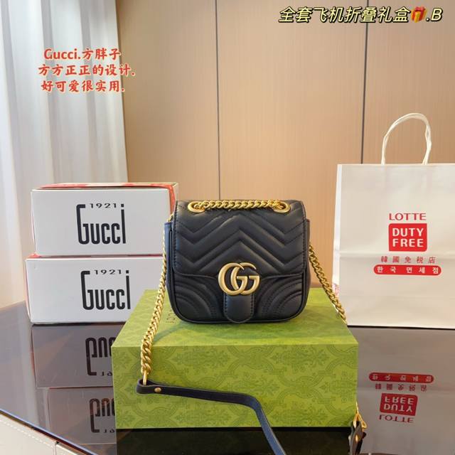 配全套飞机礼盒 Gucci新款马蒙 Marmont方胖子包 Gucci Gg Marmont于出新款了 方方正正的一只小胖子 全套礼盒包装 尺寸 17*7*15