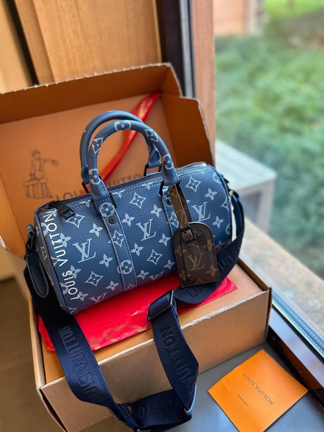 折叠礼盒官网飞机盒 Lv Keepall Xs 秀款 枕头包 很燃 这款retiro 手袋以标志性 经典永恒 优雅低调的外形设计和宽敞的包身更加入了实用性 尺寸