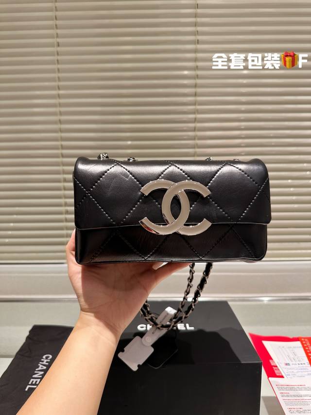 头层皮 香奈儿 Chanel 慵懒随性又好背 链条斜挎包 上身满满的惊喜 高级慵懒又随性 彻底心动的一只 Size 23Cm