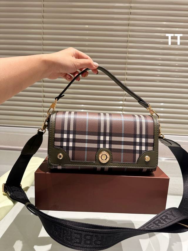 配盒 Size 24*17.5Cm Burberry 新品邮差包 配置两条肩带 随心搭配