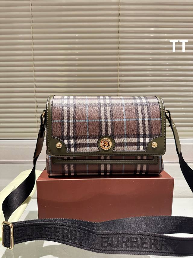 高版本 Burberry 原单货 巴宝莉专柜最新款单肩斜挎包实用耐久的亚麻布采特殊亚麻材质搭配牛皮四季必备 单肩斜挎背两用款 尺寸 25 16 配礼盒