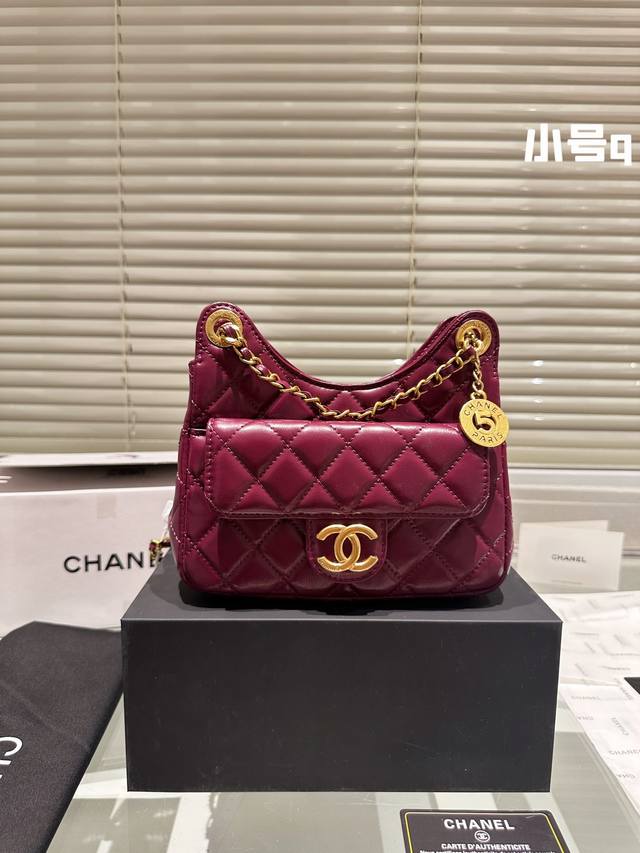 小号 Hobo 界炸弹 司 Chanel Chanel23B精灵金币hobo 低饱和的深系烟雾粉 不是一层不变的甜与嗲 搭配hobo 包型的复古慵懒 成熟中带点