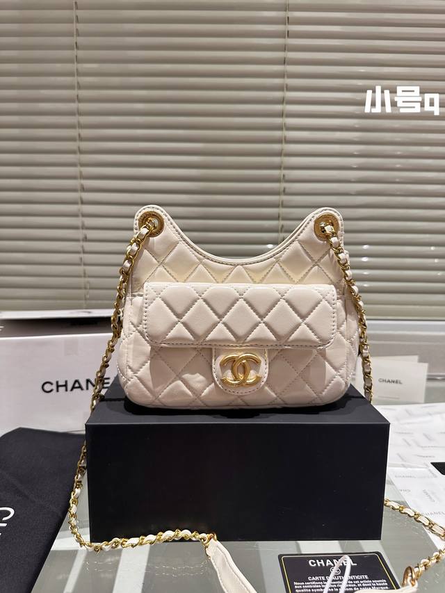 小号 Hobo 界炸弹 司 Chanel Chanel23B精灵金币hobo 低饱和的深系烟雾粉 不是一层不变的甜与嗲 搭配hobo 包型的复古慵懒 成熟中带点