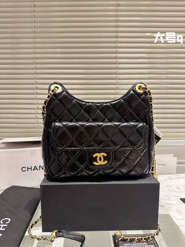 大号 Hobo 界炸弹 司 Chanel Chanel23B精灵金币hobo 低饱和的深系烟雾粉 不是一层不变的甜与嗲 搭配hobo 包型的复古慵懒 成熟中带点