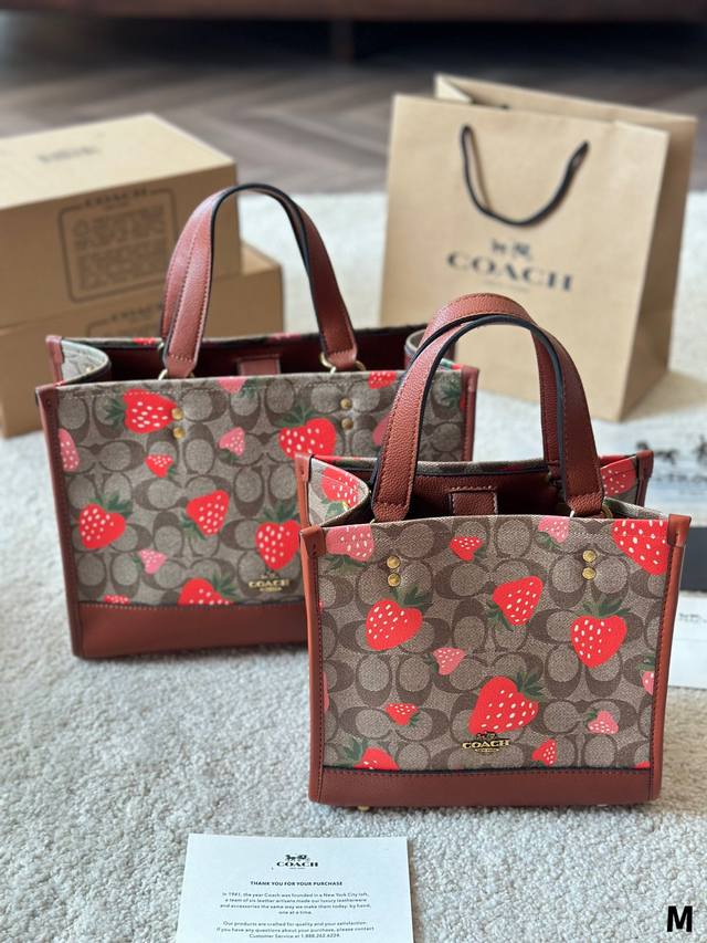 草莓 Coach 蔻驰 Ss23 Dempsey 30 Tote 购物袋.原版皮.这是什么神仙配色 毫无抵抗力.单肩手提都可以.容量超级大. 耐磨耐脏.砖柜一比