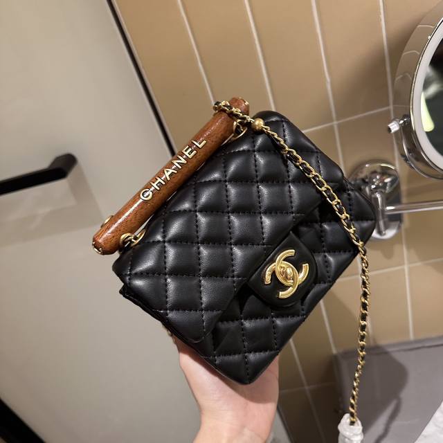 折叠礼盒 Chanel 23新品 木质手柄 方胖子 牛皮质地 时装 休闲 不挑衣服 尺寸17Cm