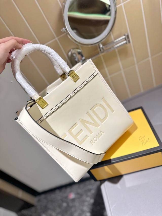 Size 25Cm F家 Fendi Peekabo 购物袋 经典的tote造型 但是这款最大的特点 手提斜挎