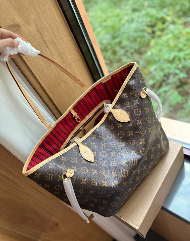 变色皮 折叠礼盒官网飞机盒 原单lv Neverfull 购物袋 入门级的款式哦 绝对的终身款 此物经典不言而喻 街拍和实用都是非常nb的选择 大家拿到后可以感