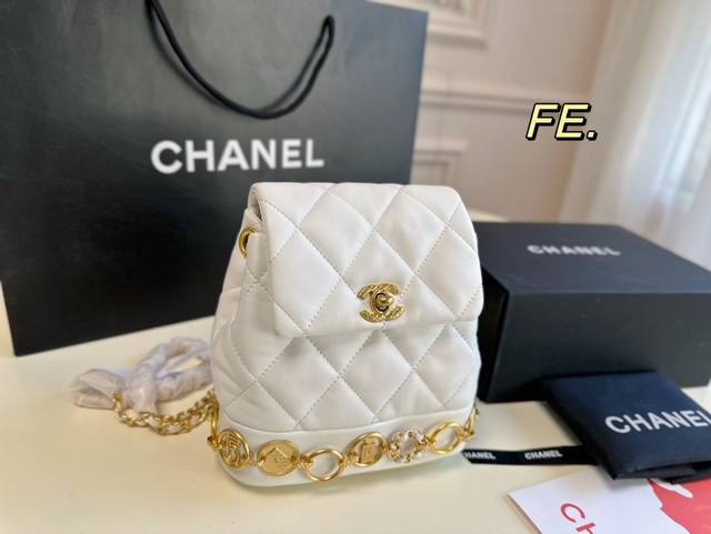 折叠盒 Size:18 19 Chanel 香奈儿23B金币装饰双肩包 底部徽章设计增添高级时髦感 金币元素装饰满满的复古味 小巧精致 容量实用 本季最王牌的爆