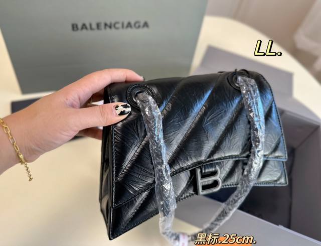 折叠盒 Size:25 16 Balenciaga巴黎世家crush 沙漏包 油蜡爆裂皮纹的软沙漏 搭配粗狂的金属滑链肩带 随意切换单肩斜挎背法 随性大气风格迎